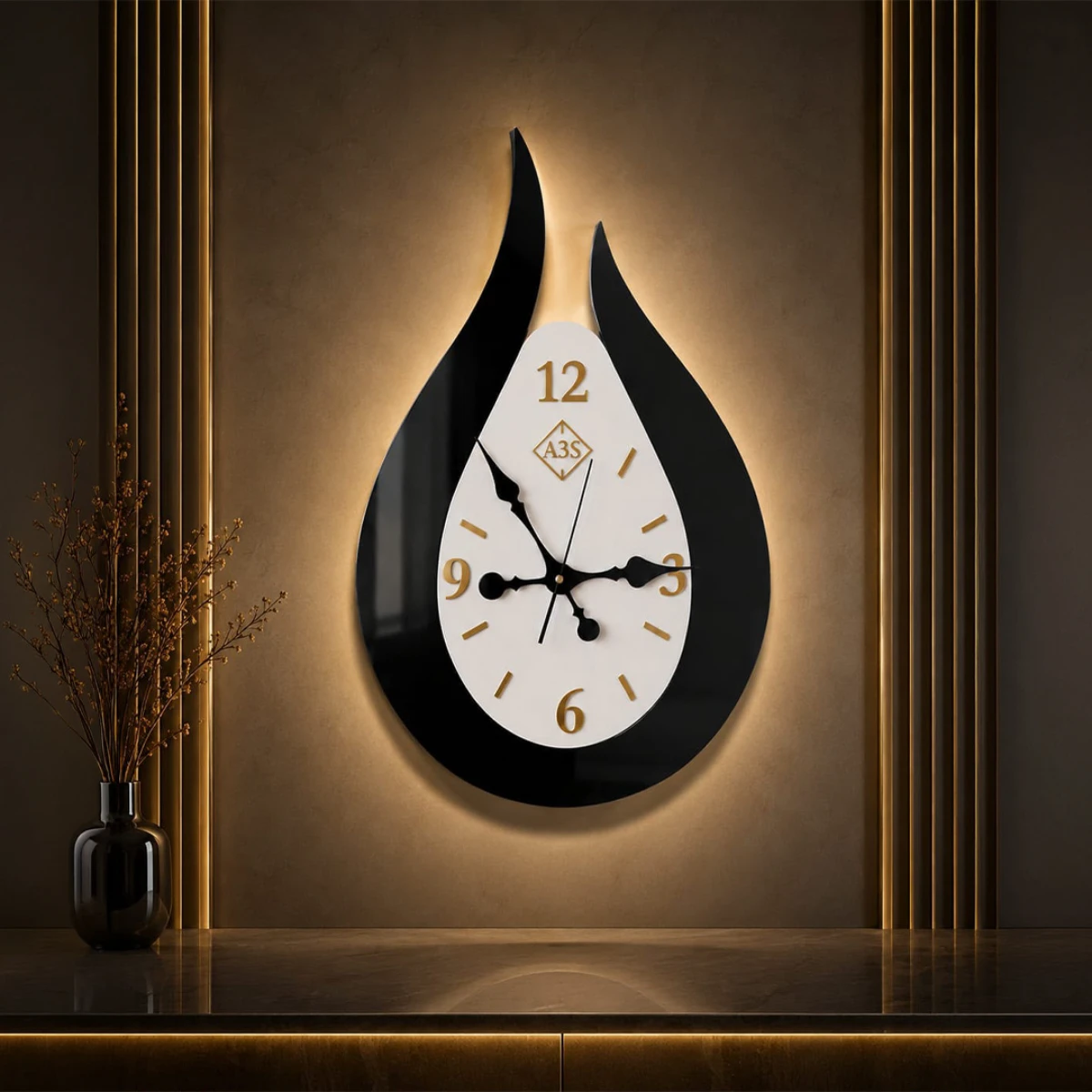 Teardrop-shaped clock model made of high-gloss, high-reflective wood.