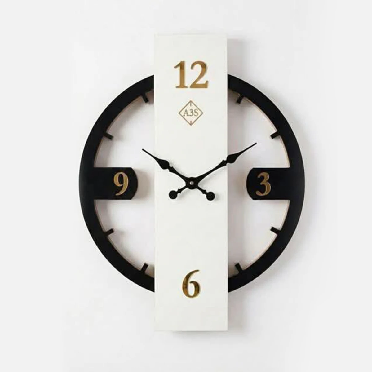 Modern classic clock with high-gloss, high-reflective wood.