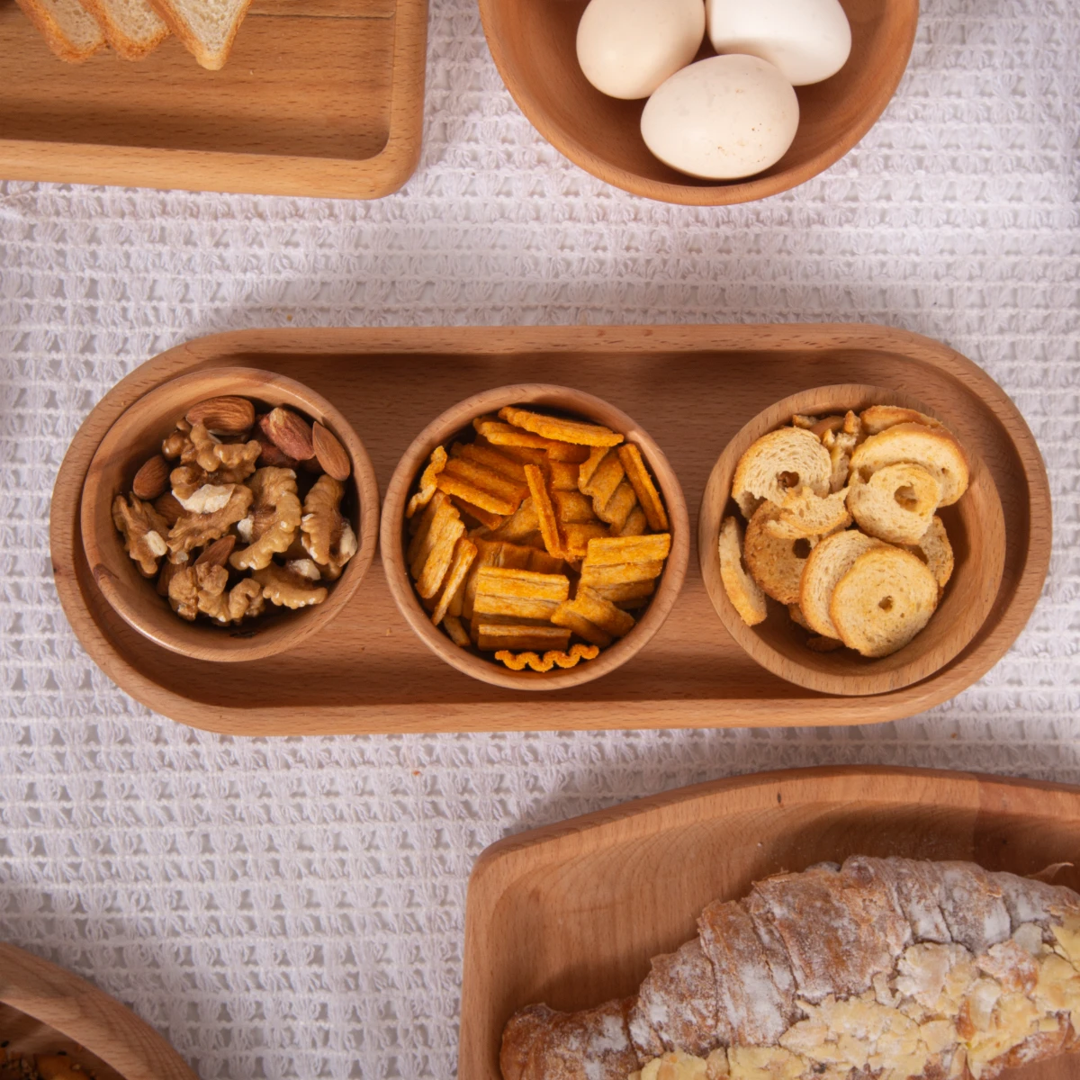 Wholesale Beech Wood Round Serving Tray Oval Serving Tray 40*30*17 cm Made of solid natural wood for salads and desserts – a serving tray and sustainable kitchenware.