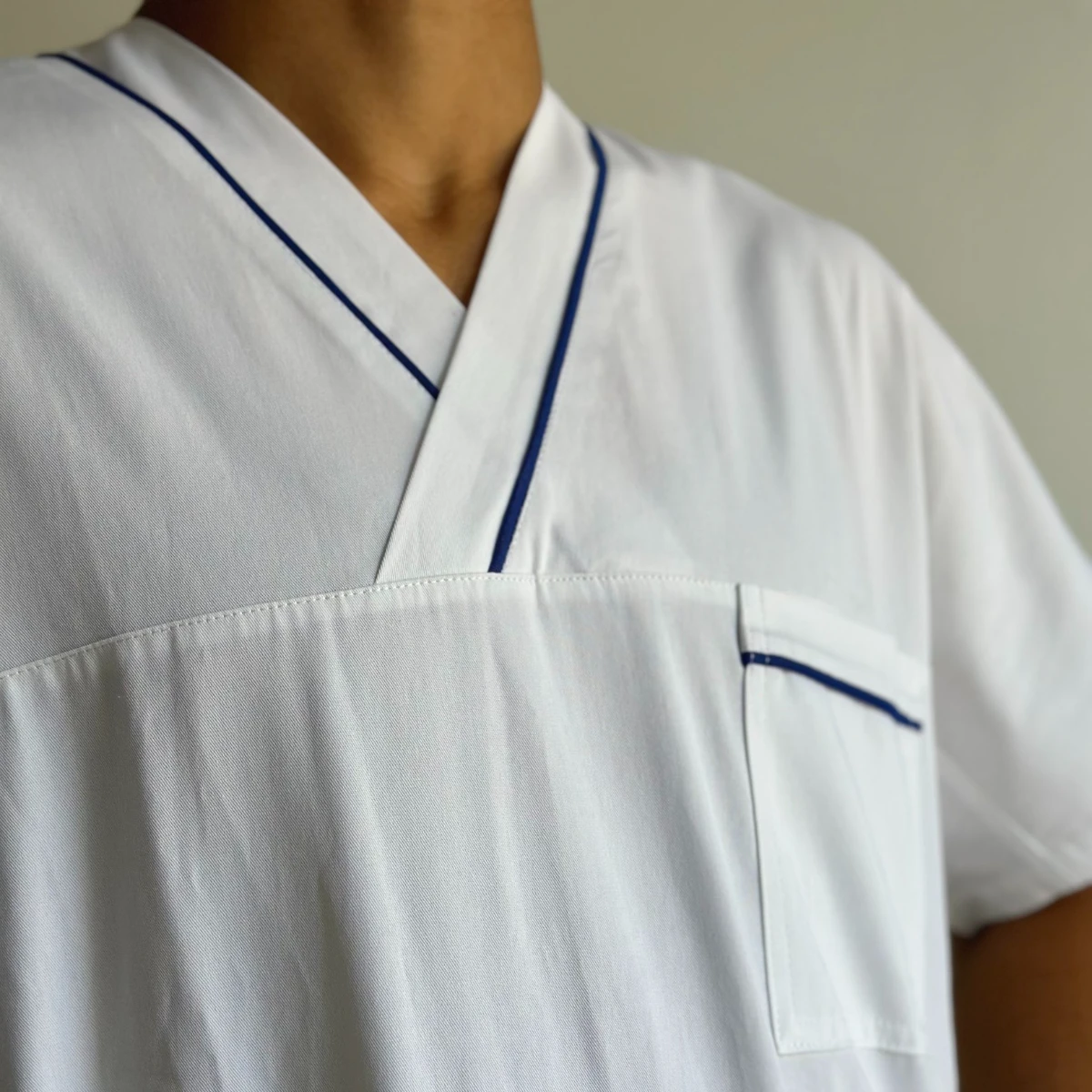 Wholesale Medical Doctor Uniform Designs Fashionable Doctor Gown Long Sleeve Lab Coats moyenne gamme